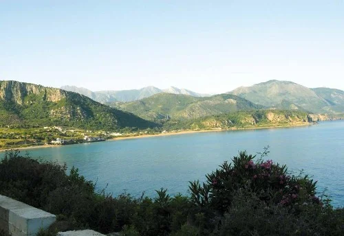 أرض محاذية للبحر بمنطقة العوانة