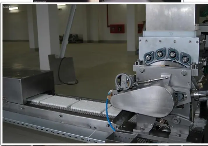 Machine de fabrication de morceaux de sucre entièrement automatique