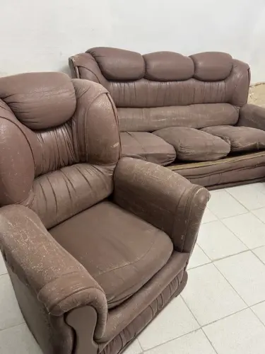 Fauteuilles et bibliothèque