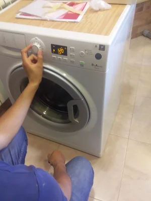 إصلاح غسالات الملابس و الأواني.