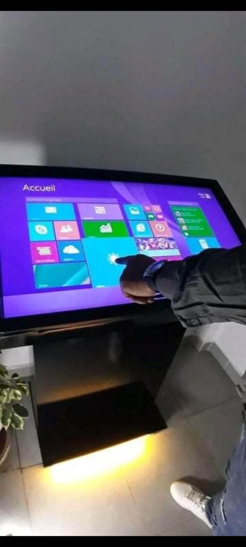 borne tactile écran affichage totem tactile