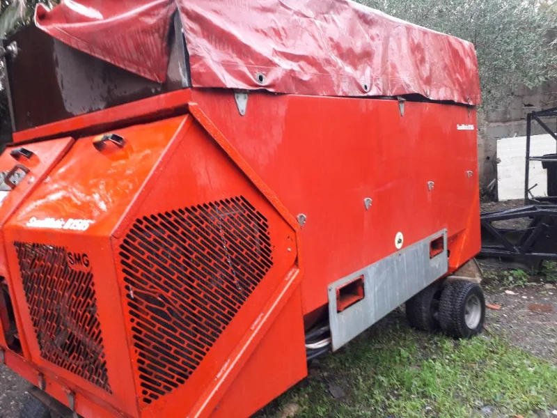 MACHINE D'EPANDAGE DE GRAINETTE ET SABLE POUR STADE GAZON SYNTHETIQUE